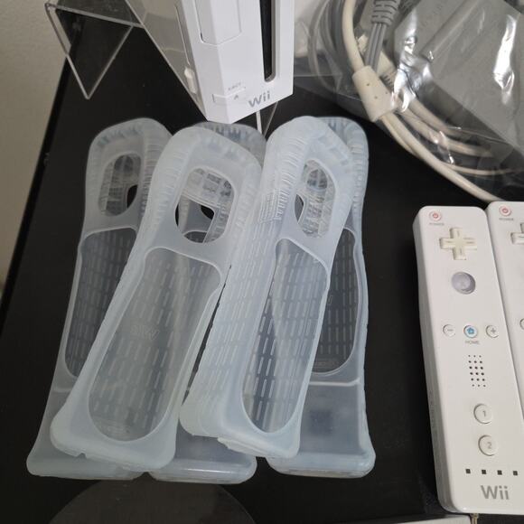 Nintendo Wii Game Console With 3 Controllers, Nunchuks, Motion Adapters, Wheel - Picture 4 of 7